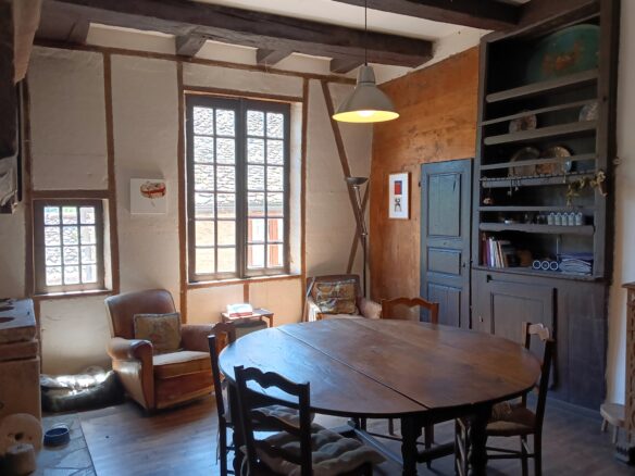 Maison Médiévale 250 M² Avec Vue Sur Abbatiale, 4 Chambres, Jardin Sans Vis-à-vis Et Ancienne échoppe