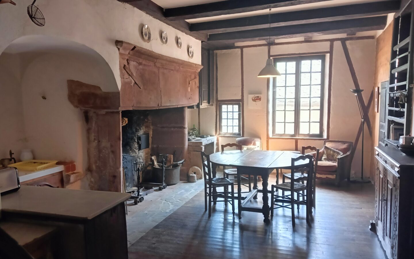 Maison Médiévale 250 M² Avec Vue Sur Abbatiale, 4 Chambres, Jardin Sans Vis-à-vis Et Ancienne échoppe