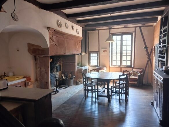Maison Médiévale 250 M² Avec Vue Sur Abbatiale, 4 Chambres, Jardin Sans Vis-à-vis Et Ancienne échoppe