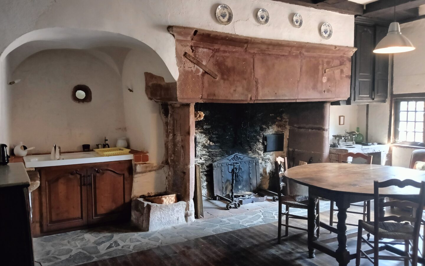 Maison Médiévale 250 M² Avec Vue Sur Abbatiale, 4 Chambres, Jardin Sans Vis-à-vis Et Ancienne échoppe