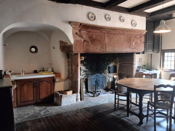 Maison Médiévale 250 M² Avec Vue Sur Abbatiale, 4 Chambres, Jardin Sans Vis-à-vis Et Ancienne échoppe