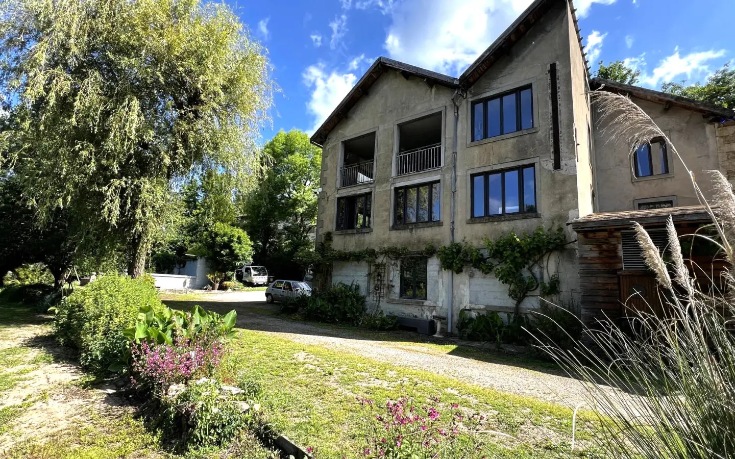 2-bedroom House In Saint-junien, France (173 M²)