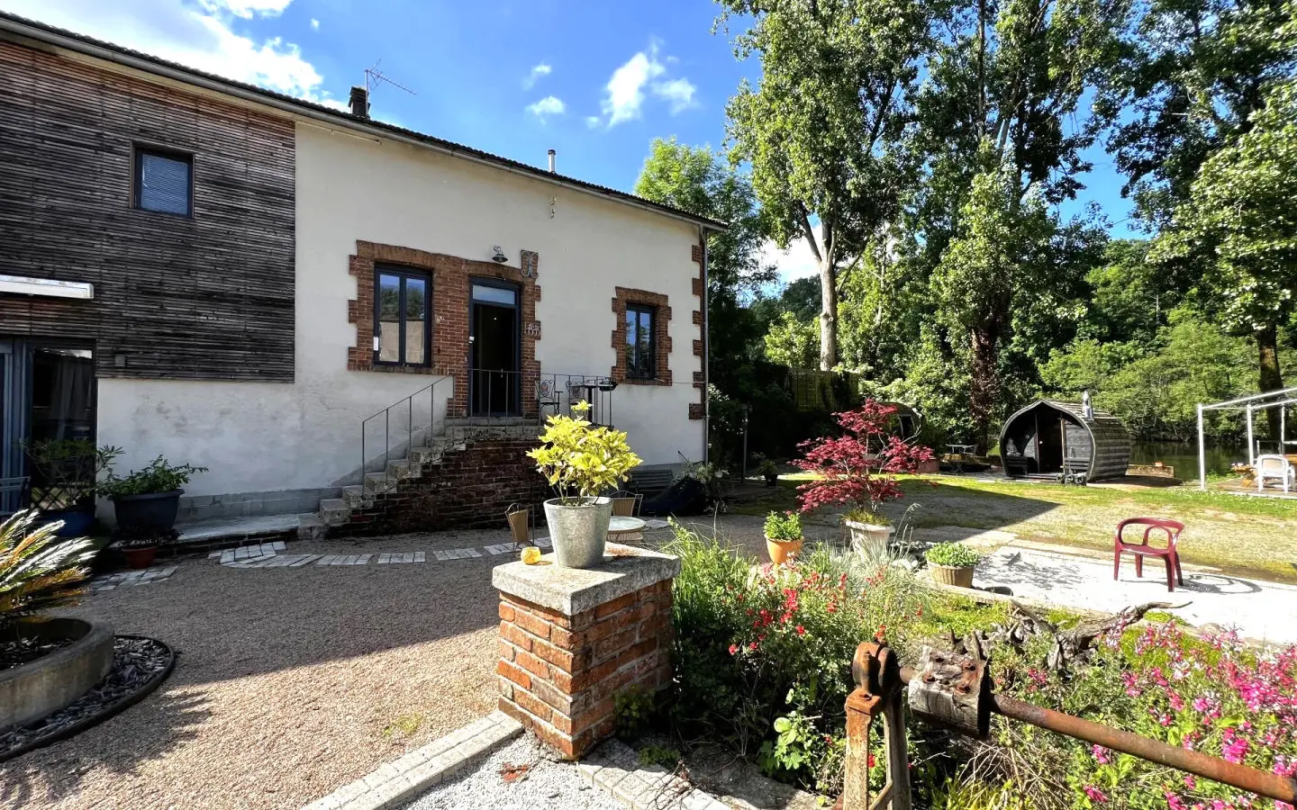 2-bedroom House In Saint-junien, France (173 M²)