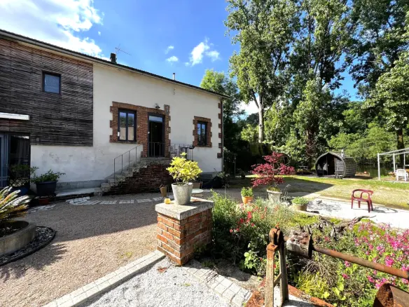 2-bedroom House In Saint-junien, France (173 M²)