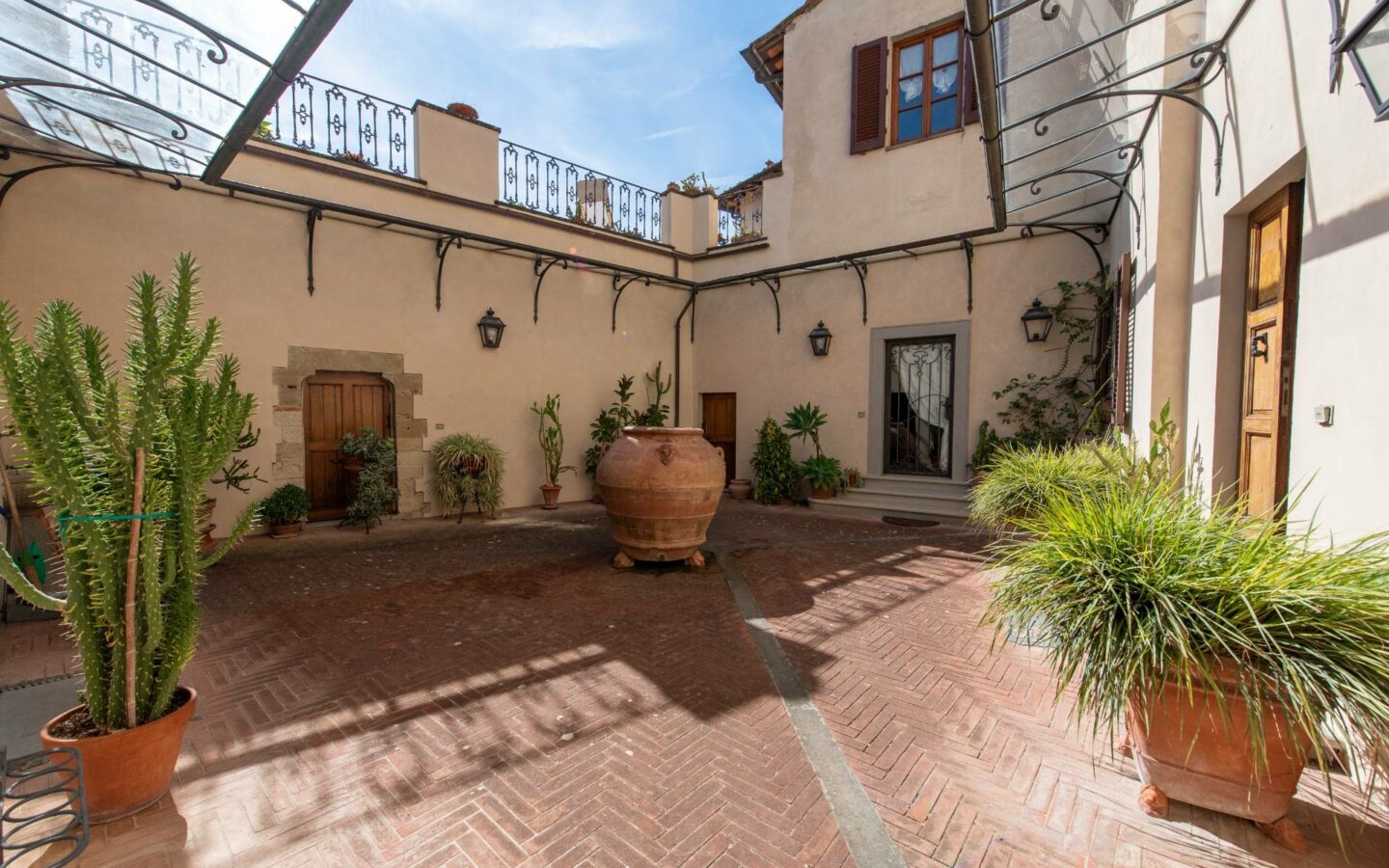 Villa Lucente With Historical Significance In Ideal Location