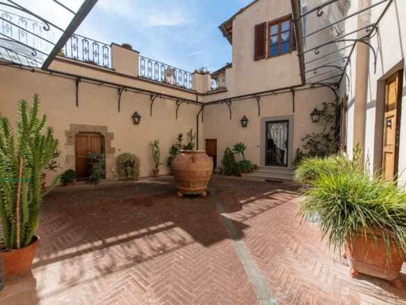 Villa Lucente With Historical Significance In Ideal Location