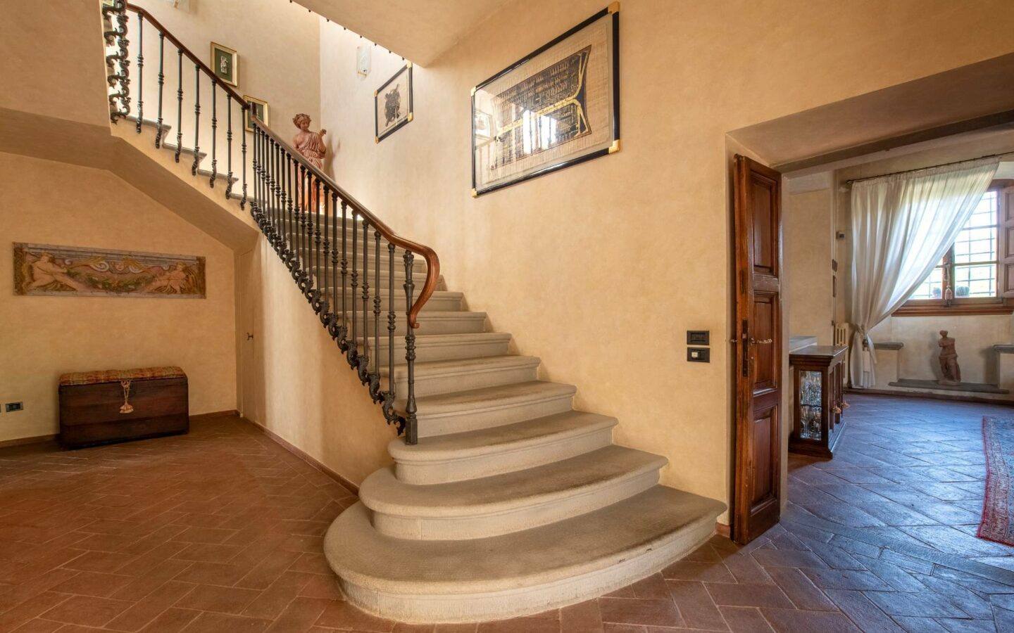 Villa Lucente With Historical Significance In Ideal Location