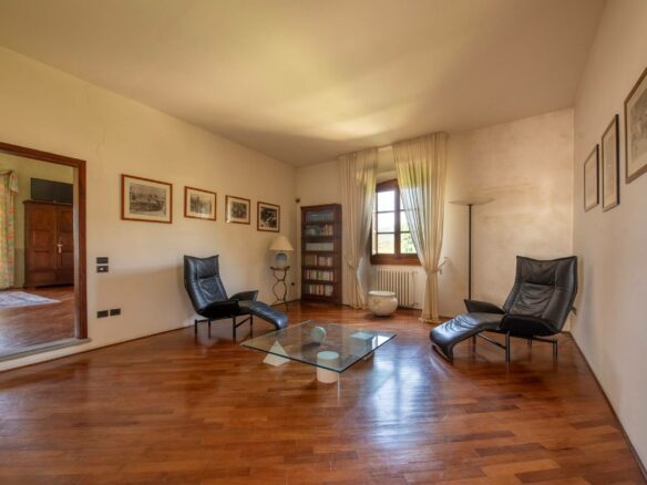 Villa Lucente With Historical Significance In Ideal Location