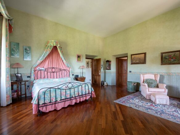 Villa Lucente With Historical Significance In Ideal Location