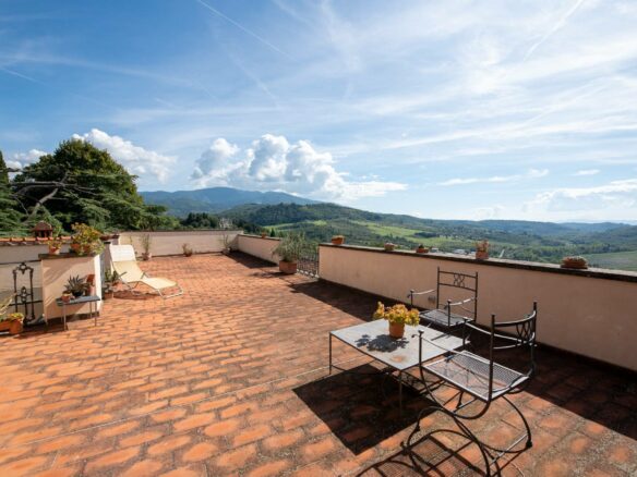Villa Lucente With Historical Significance In Ideal Location