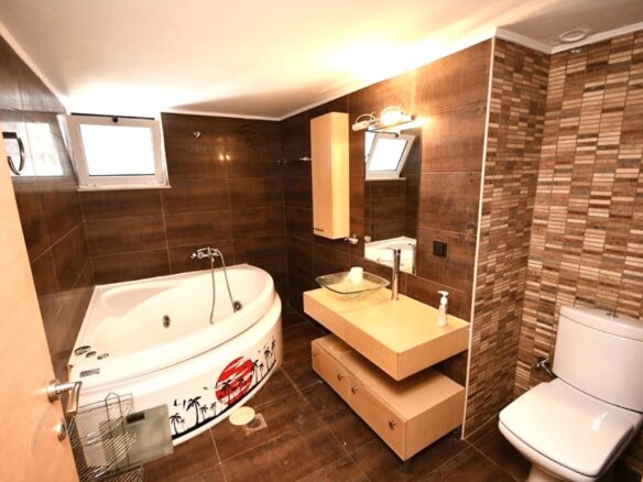 Contemporary 2 Bedroom Apartment With Attached Studio In East Crete
