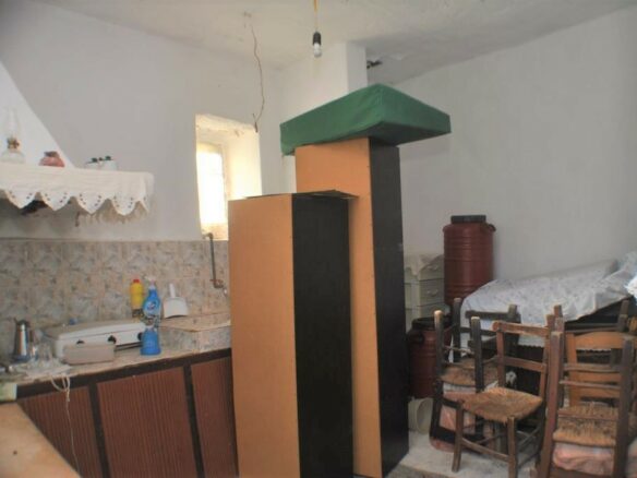 Detached House Needing Renovation In East Crete
