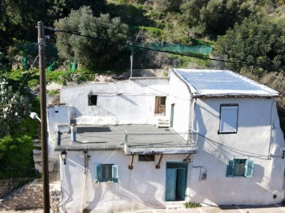Detached House Needing Renovation In East Crete