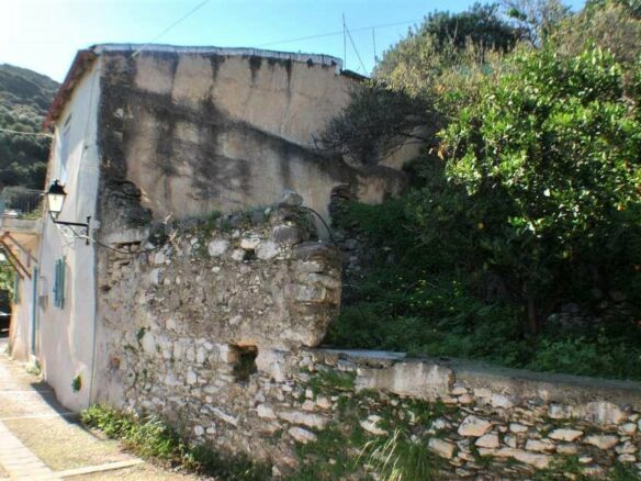 Detached House Needing Renovation In East Crete