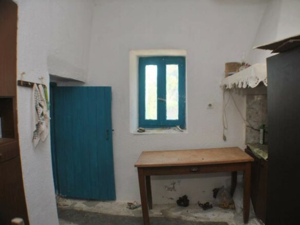 Detached House Needing Renovation In East Crete