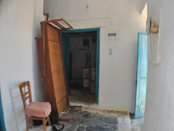 Detached House Needing Renovation In East Crete
