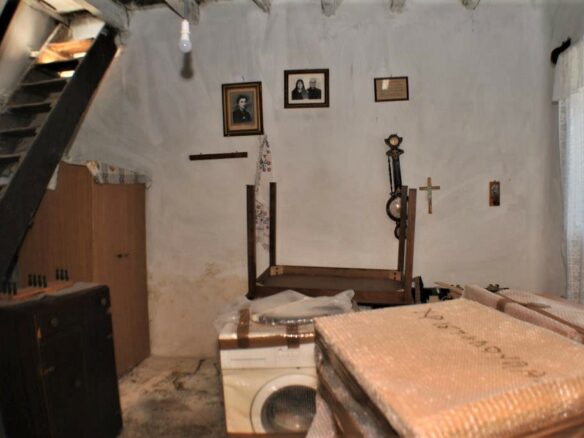 Detached House Needing Renovation In East Crete