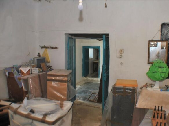 Detached House Needing Renovation In East Crete