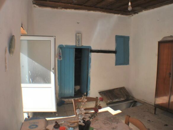 Detached House Needing Renovation In East Crete