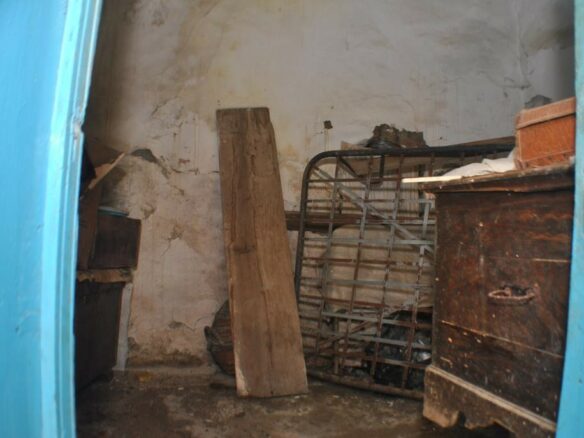 Detached House Needing Renovation In East Crete