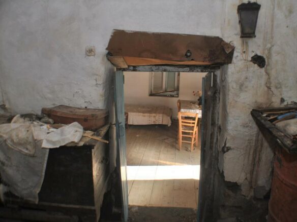 Detached House Needing Renovation In East Crete