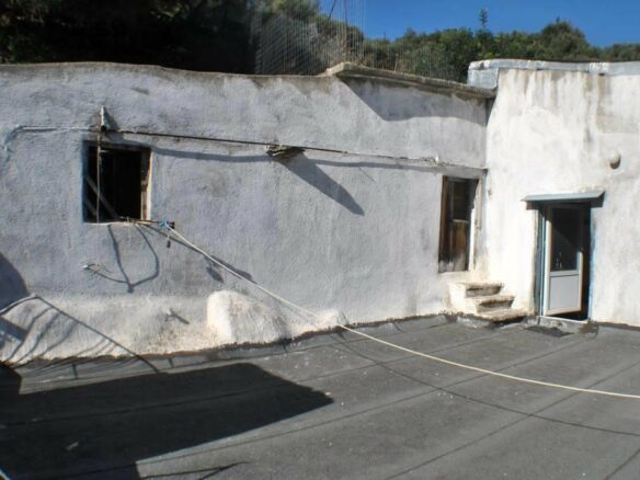 Detached House Needing Renovation In East Crete