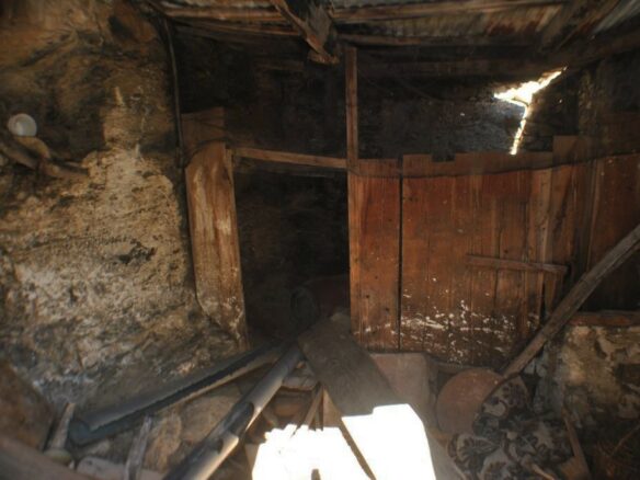 Detached House Needing Renovation In East Crete