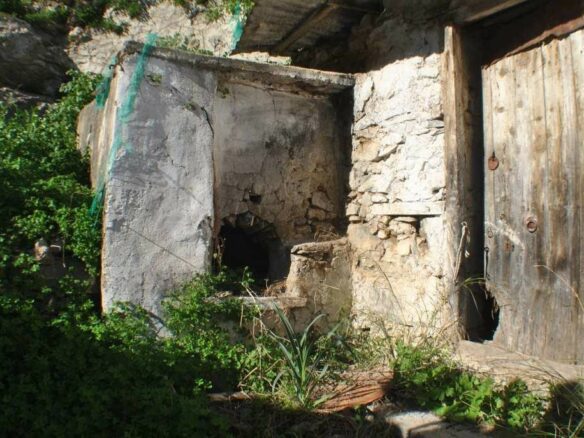 Detached House Needing Renovation In East Crete