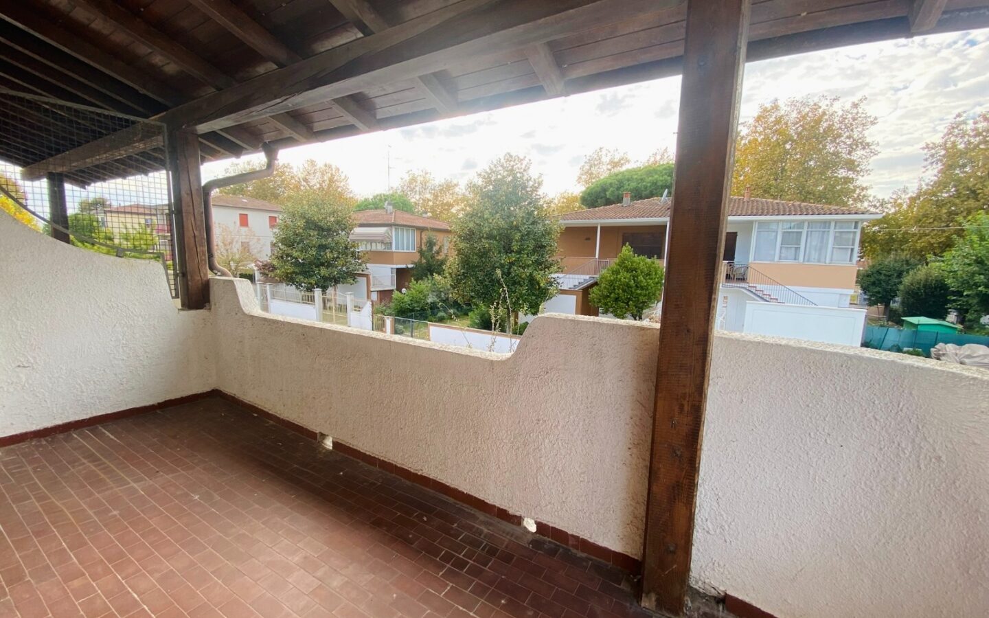 Vertical Townhouse With Large Outdoor Area And Parking In Lido Nazioni
