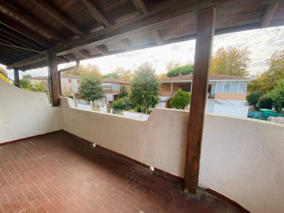 Vertical Townhouse With Large Outdoor Area And Parking In Lido Nazioni