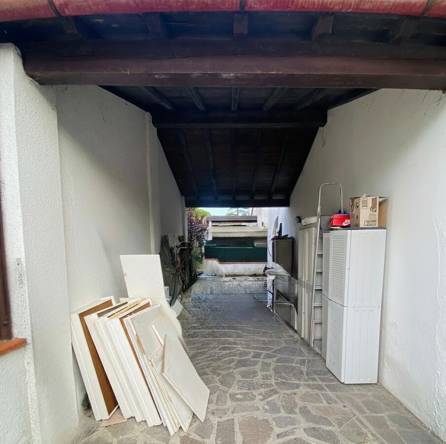 Vertical Townhouse With Large Outdoor Area And Parking In Lido Nazioni