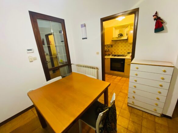 Vertical Townhouse With Large Outdoor Area And Parking In Lido Nazioni