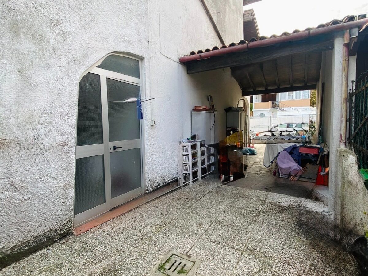 Vertical Townhouse With Large Outdoor Area And Parking In Lido Nazioni