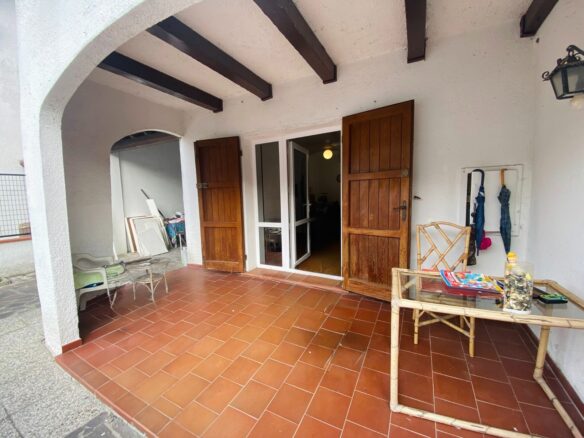 Vertical Townhouse With Large Outdoor Area And Parking In Lido Nazioni