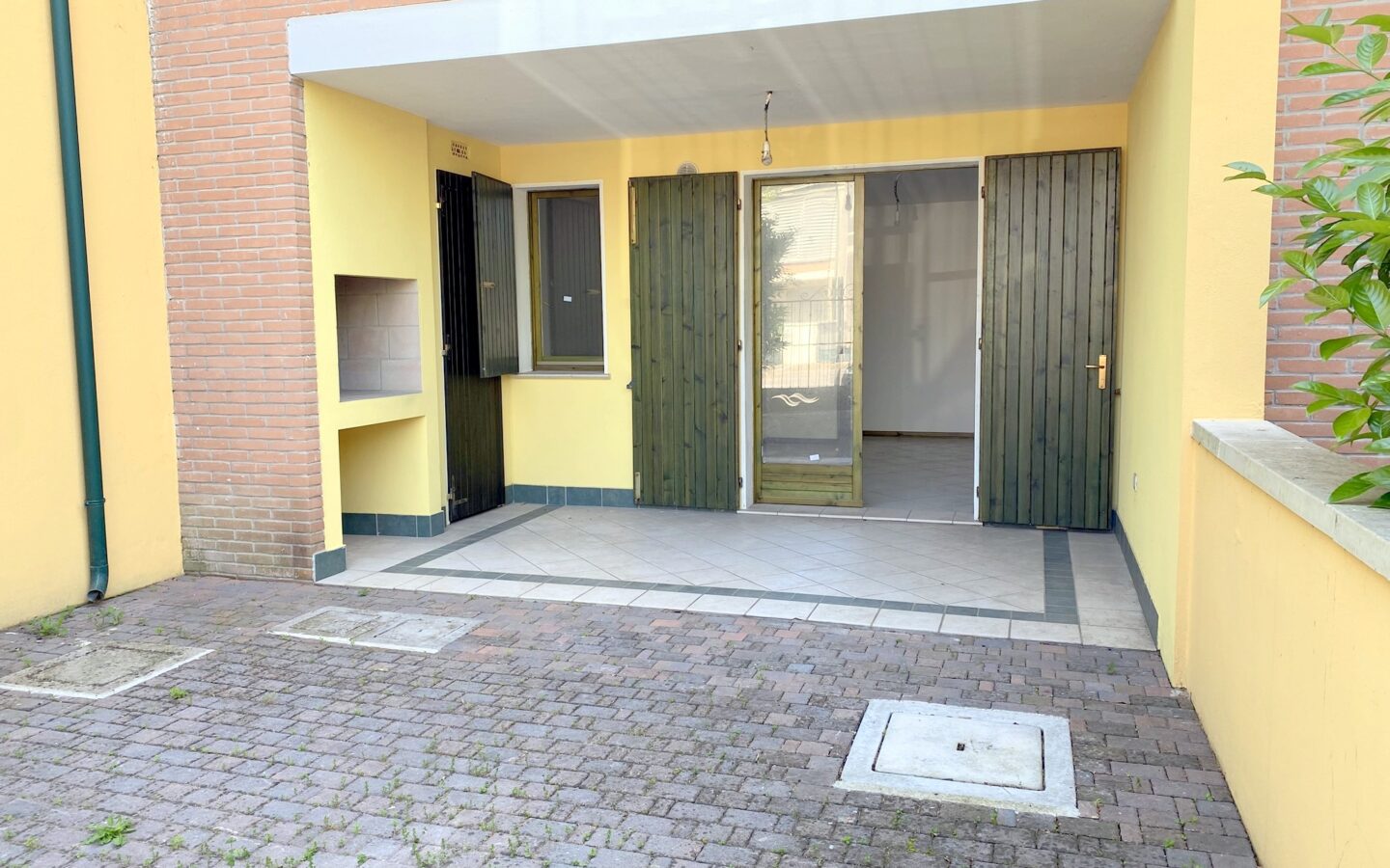 Three-bedroom Ground Floor Villa With Private Parking In Lido Nazioni