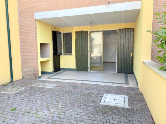 Three-bedroom Ground Floor Villa With Private Parking In Lido Nazioni