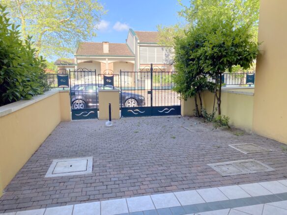 Three-bedroom Ground Floor Villa With Private Parking In Lido Nazioni
