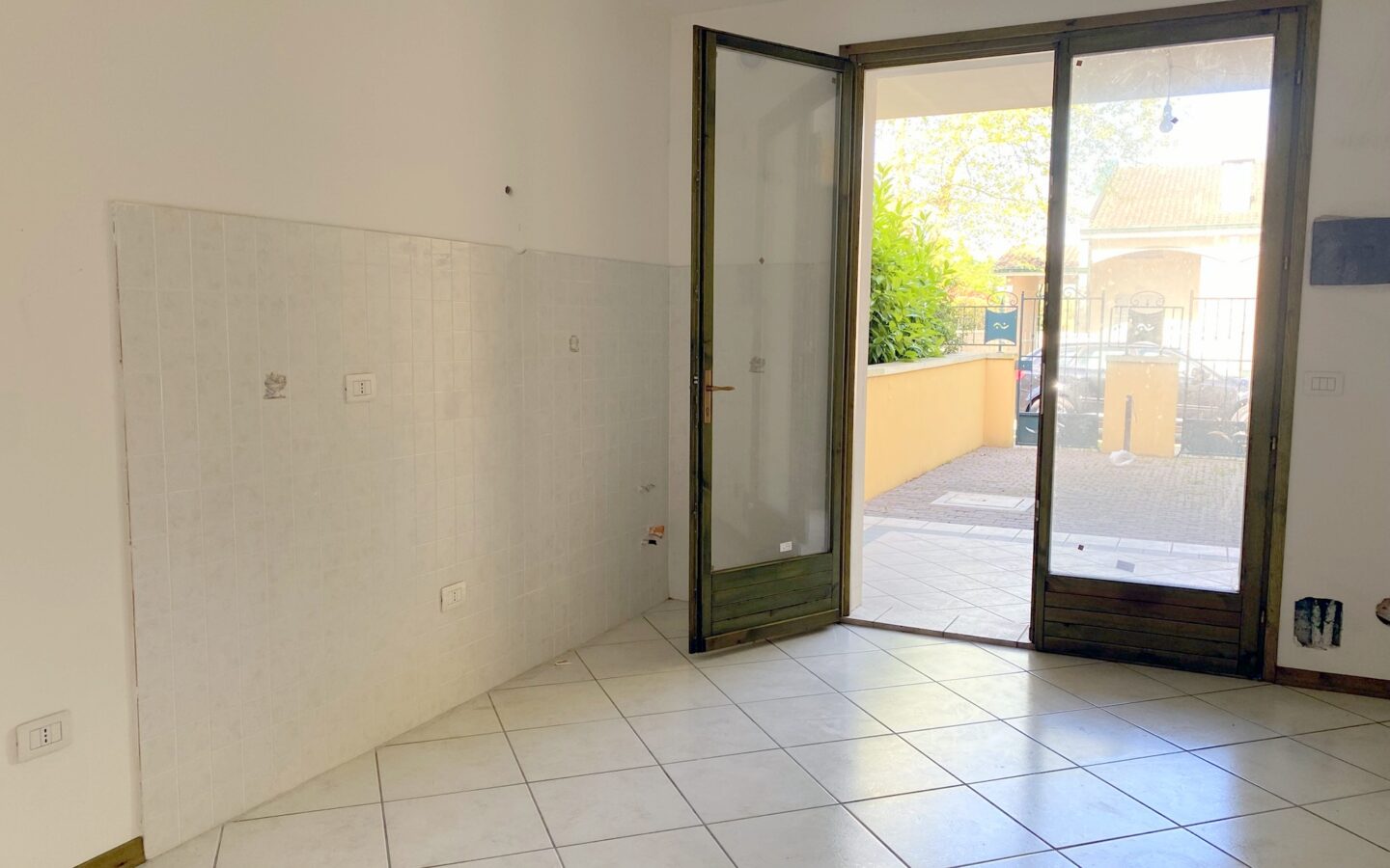 Three-bedroom Ground Floor Villa With Private Parking In Lido Nazioni