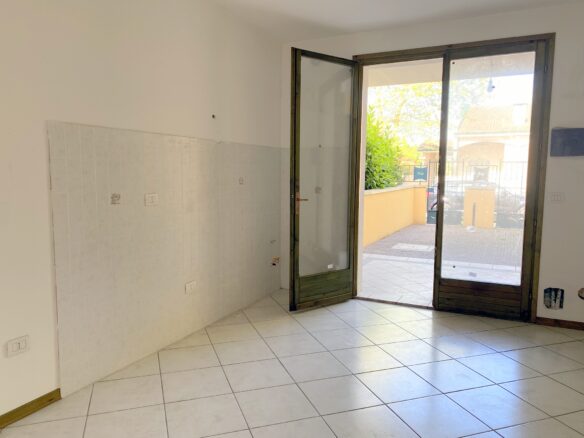 Three-bedroom Ground Floor Villa With Private Parking In Lido Nazioni