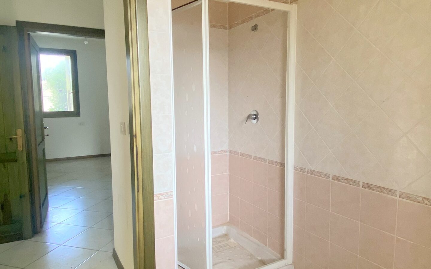 Three-bedroom Ground Floor Villa With Private Parking In Lido Nazioni