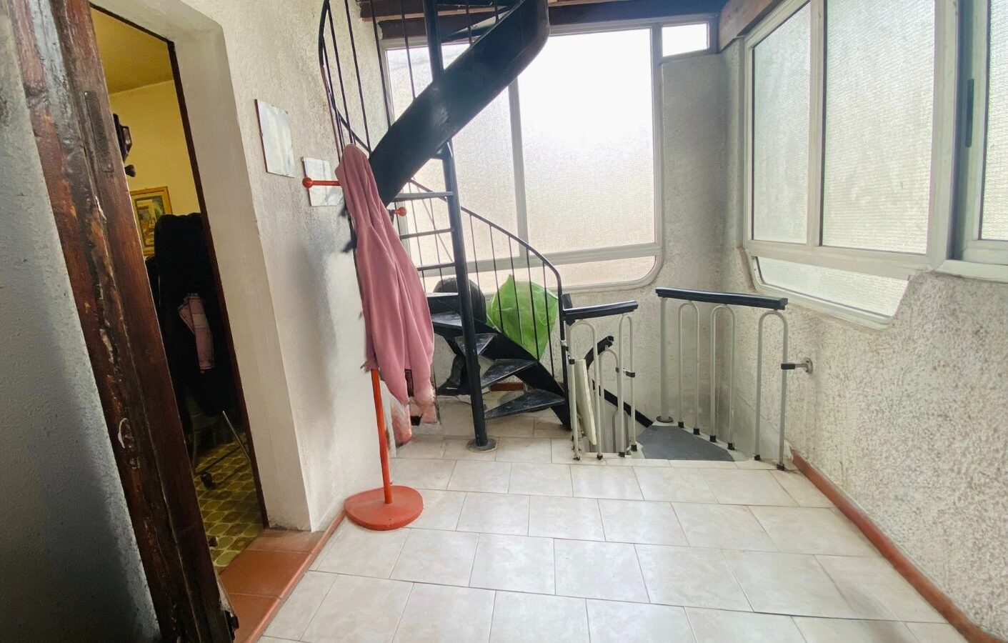 Vertical Townhouse With Large Outdoor Area And Parking In Lido Nazioni