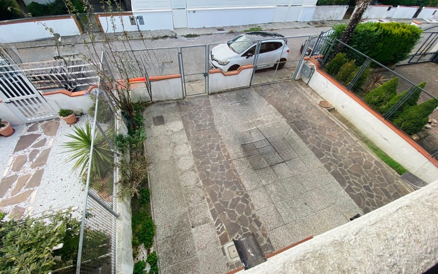 Vertical Townhouse With Large Outdoor Area And Parking In Lido Nazioni