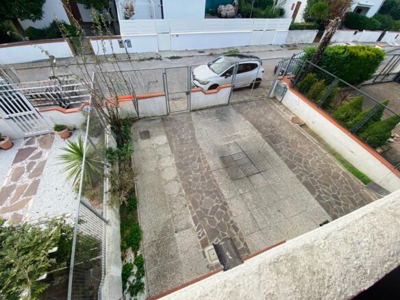 Vertical Townhouse With Large Outdoor Area And Parking In Lido Nazioni