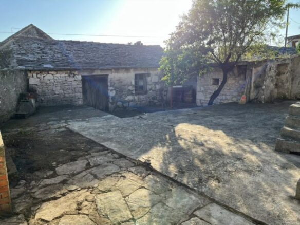 Renovation-ready House With Garden Close To Primošten