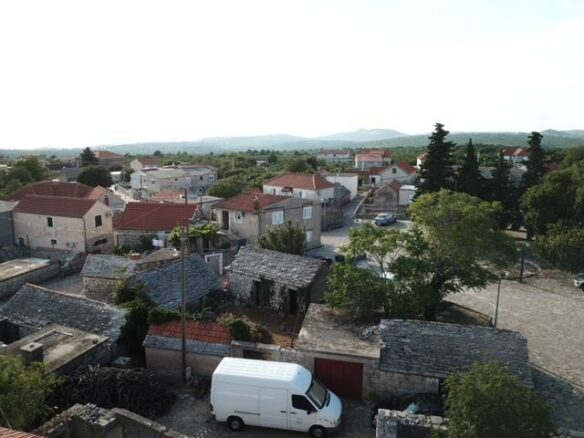 Renovation-ready House With Garden Close To Primošten