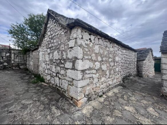 Renovation-ready House With Garden Close To Primošten