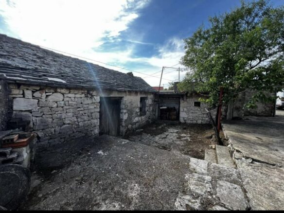 Renovation-ready House With Garden Close To Primošten