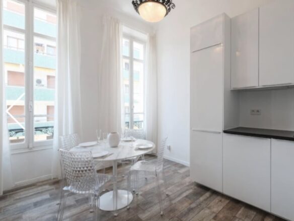 Three-bedroom Apartment 300m From Beaches In Cannes Center