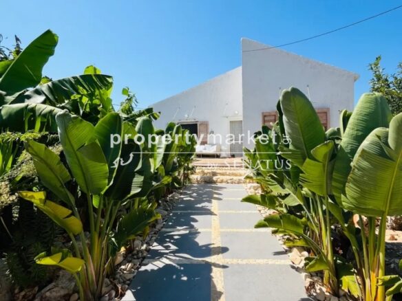 Villa With 3 Bedrooms In Coastal Location
