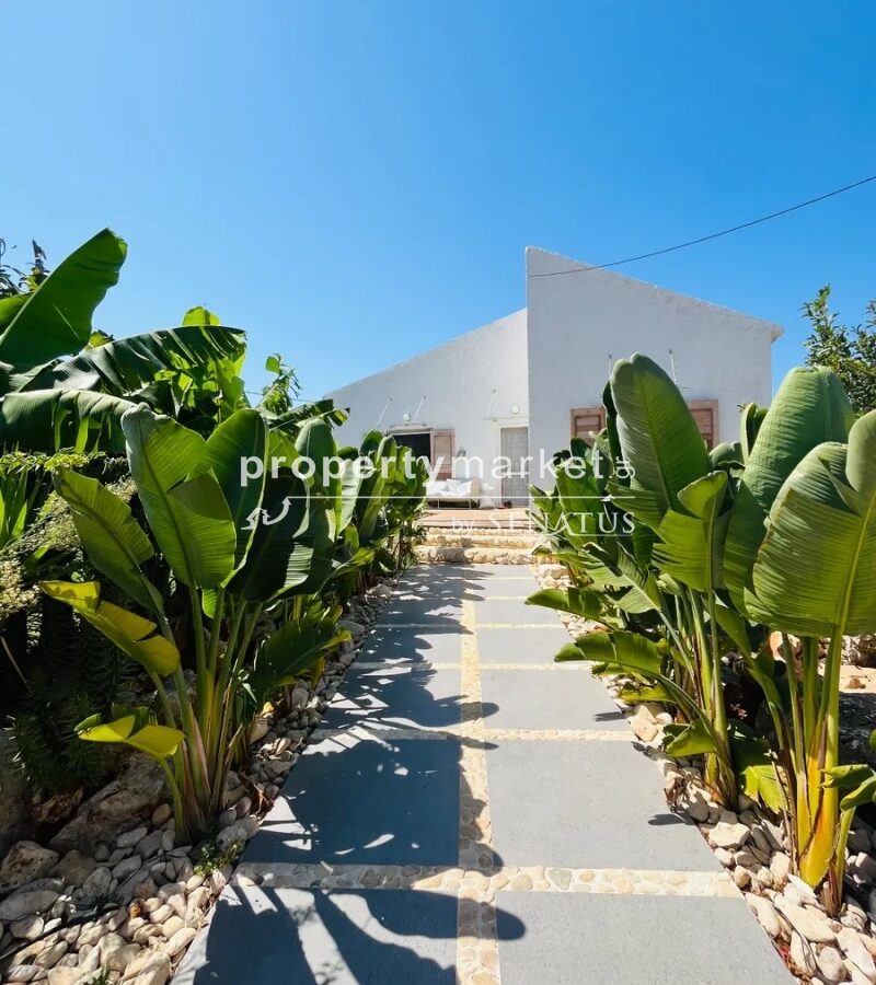 Villa With 3 Bedrooms In Coastal Location